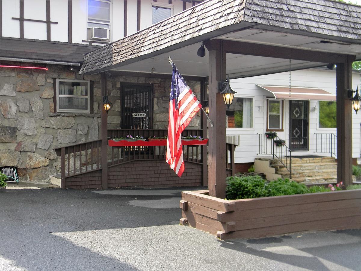 The Stone House Motel & Motor Lodge Ticonderoga ภายนอก รูปภาพ